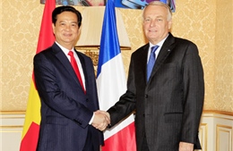 Ký Tuyên bố chung về quan hệ đối tác chiến lược Việt - Pháp